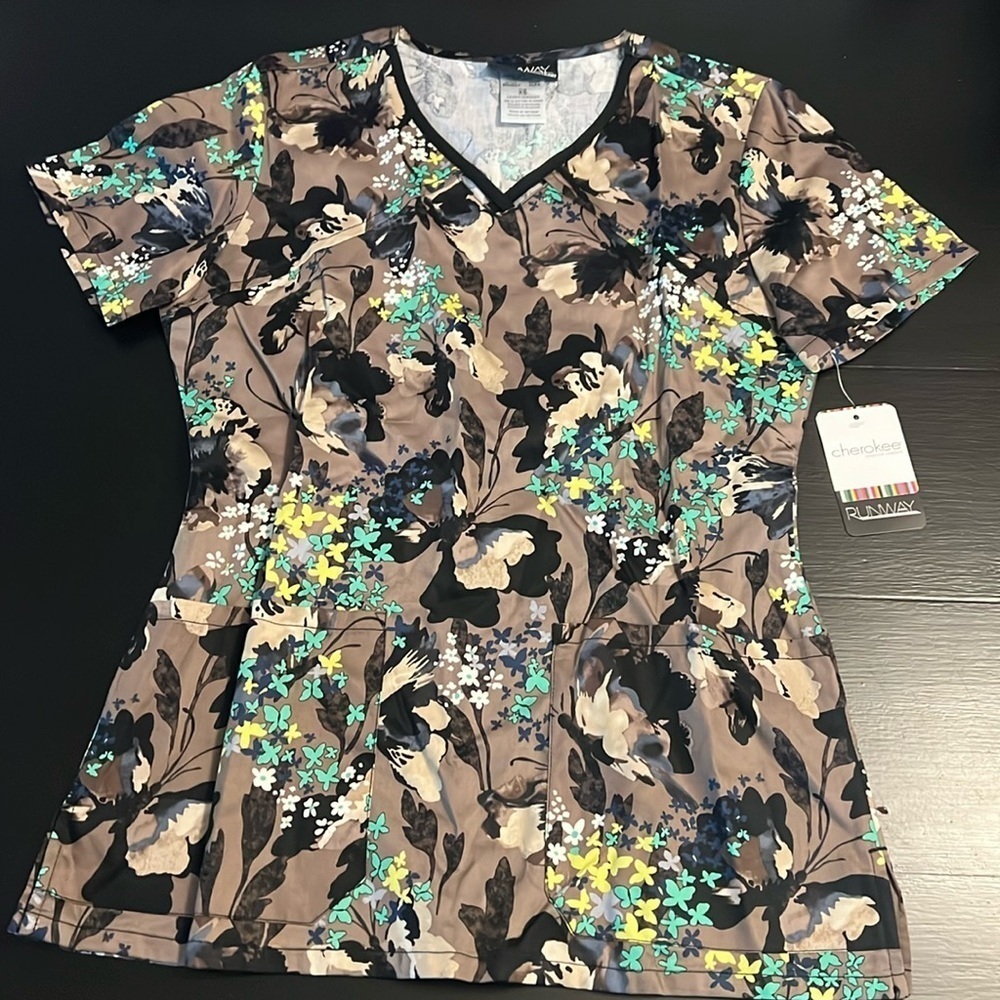 Cherokee runaway scrub top‎
